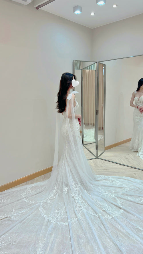 Convertible 3-in-1 Floral Lace Mermaid Wedding Dress with Plunging Sweetheart Neckline and Detachable Sleeves / Straps