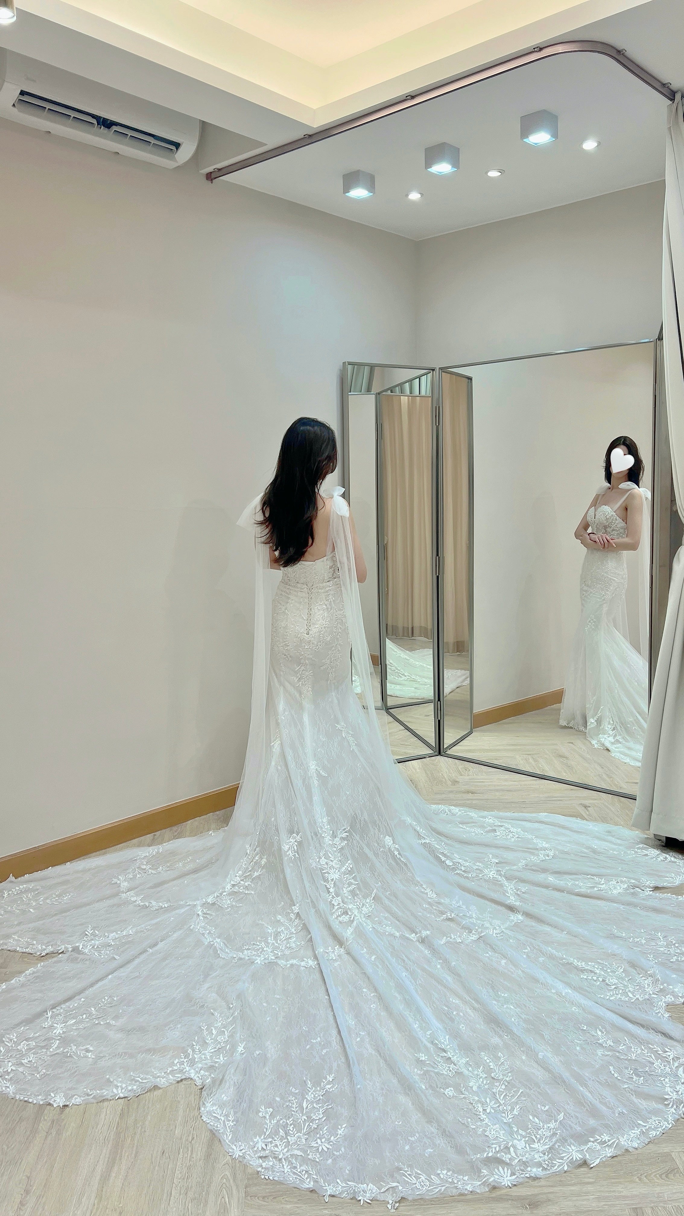 Convertible 3-in-1 Floral Lace Mermaid Wedding Dress with Plunging Sweetheart Neckline and Detachable Sleeves / Straps